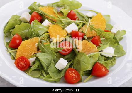 Gesunder Salat mit Feta Käse Tomate orange und Balsamico-dressing, Nahaufnahme, Ansicht von oben Stockfoto