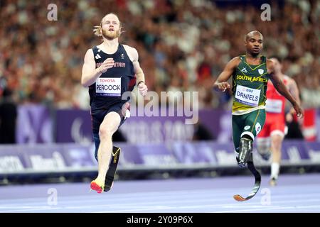 Die britische Jonnie Peacock (links) wird Dritter in der 100-m-T64-Runde 1 der Männer im Stade de France am vierten Tag der Paralympischen Sommerspiele 2024. Bilddatum: Sonntag, 1. September 2024. Stockfoto