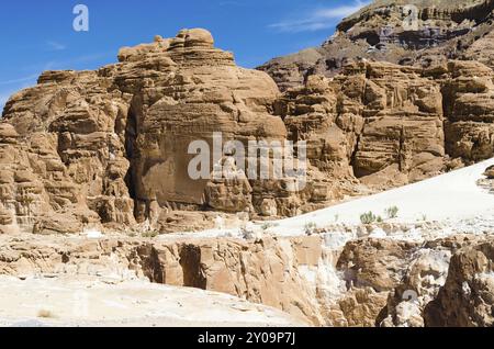 Hohe felsige Berge gegen den blauen Himmel und weiße Wolken in der Wüste in Ägypten Dahab South Sinai Stockfoto