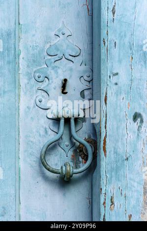 Alte und alte blaue historische Kirche Holztür in der Stadt Sabara, Minas Gerais mit seinem rostigen Metallteil Stockfoto