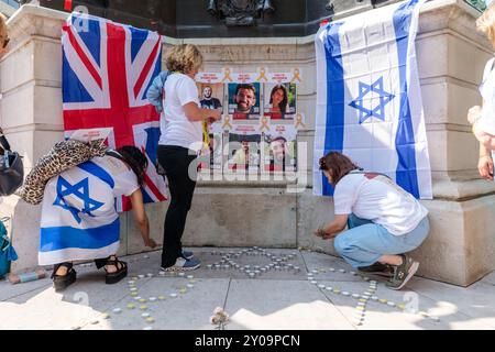 The Strand, London, Großbritannien. September 2024. Die jüdische Gemeinde und ihr Verbündeter zünden Kerzen bei einer Mahnwache an, die sechs Geiseln gedenkt, die von der Hamas in Gefangenschaft brutal ermordet wurden. Quelle: Amanda Rose/Alamy Live News Stockfoto