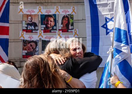 The Strand, London, Großbritannien. September 2024. Die jüdische Gemeinde und ihr Verbündeter sind traurig über eine Mahnwache zum Gedenken an sechs Geiseln, die von der Hamas in Gefangenschaft brutal ermordet wurden. Quelle: Amanda Rose/Alamy Live News Stockfoto