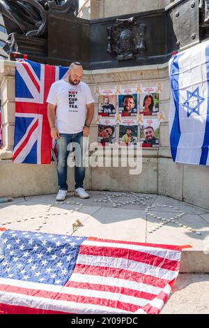 The Strand, London, Großbritannien. September 2024. Jonny Daniels, ein bekannter Social-Media-Aktivist und Verfechter jüdischer Rechte, zündet bei einer Mahnwache eine Kerze an, die in Erinnerung an sechs Geiseln gehalten wird, die von der Hamas in Gefangenschaft brutal ermordet wurden. Quelle: Amanda Rose/Alamy Live News Stockfoto