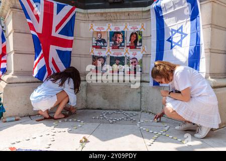 The Strand, London, Großbritannien. September 2024. Die jüdische Gemeinde und ihr Verbündeter zünden Kerzen bei einer Mahnwache an, die sechs Geiseln gedenkt, die von der Hamas in Gefangenschaft brutal ermordet wurden. Quelle: Amanda Rose/Alamy Live News Stockfoto