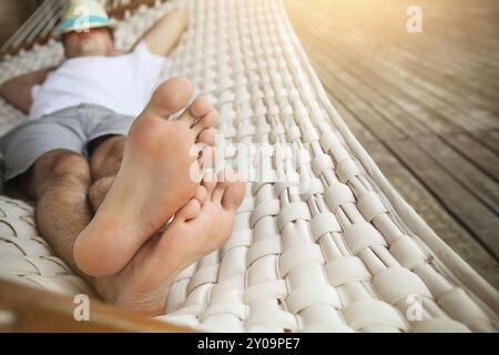 Zeit zum Faulenzen. Mann mit Hut in einer Hängematte an einem Sommertag Stockfoto
