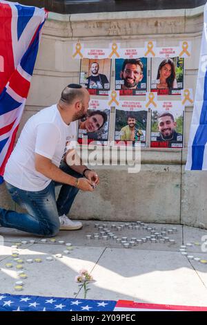 The Strand, London, Großbritannien. September 2024. Jonny Daniels, ein bekannter Social-Media-Aktivist und Verfechter jüdischer Rechte, zündet bei einer Mahnwache eine Kerze an, die in Erinnerung an sechs Geiseln gehalten wird, die von der Hamas in Gefangenschaft brutal ermordet wurden. Quelle: Amanda Rose/Alamy Live News Stockfoto