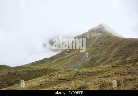 Zelt in nebligen Bergen, Alpen, Deutschland, Europa Stockfoto