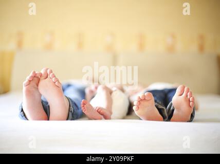 Süße Familie im Bett. Drei Schwestern, in der Nähe von Füssen. Urlaub und Glück Konzept Stockfoto