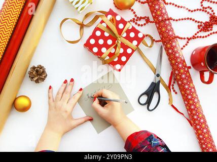 Weihnachten Hintergrund mit Dekorationen und Geschenk-Boxen auf Tafel Stockfoto