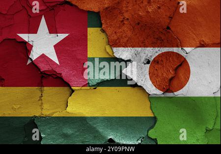 Flaggen von Togo und Niger auf rissige Wand gemalt Stockfoto