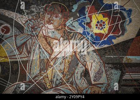 BERLIN, DEUTSCHLAND, 16. JULI: Buntes Mosaik eines Mannes und abstrakte Formen an einer Fassade in Marzahn am 16. Juli 2013 in Berlin, Deutschland, Europa Stockfoto