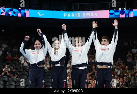 Die Briten Willaim Ellard, Rhys Darbey, Poppy Maskill und Olivia Newman-Baronius feiern mit ihren Goldmedaillen, nachdem sie am vierten Tag der Paralympischen Sommerspiele 2024 das Mixed 4x100 m Freestyle Relay S14at in der South Paris Arena gewonnen haben. Bilddatum: Sonntag, 1. September 2024. Stockfoto