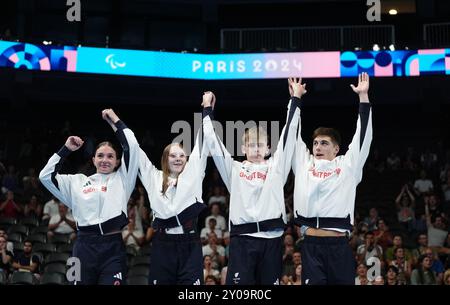 Die Briten Willaim Ellard, Rhys Darbey, Poppy Maskill und Olivia Newman-Baronius feiern mit ihren Goldmedaillen, nachdem sie am vierten Tag der Paralympischen Sommerspiele 2024 das Mixed 4x100 m Freestyle Relay S14at in der South Paris Arena gewonnen haben. Bilddatum: Sonntag, 1. September 2024. Stockfoto