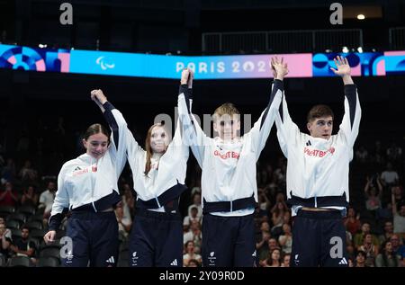 Die Briten Willaim Ellard, Rhys Darbey, Poppy Maskill und Olivia Newman-Baronius feiern mit ihren Goldmedaillen, nachdem sie am vierten Tag der Paralympischen Sommerspiele 2024 das Mixed 4x100 m Freestyle Relay S14at in der South Paris Arena gewonnen haben. Bilddatum: Sonntag, 1. September 2024. Stockfoto