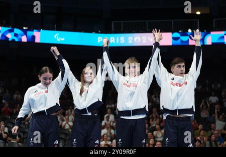 Die Briten Willaim Ellard, Rhys Darbey, Poppy Maskill und Olivia Newman-Baronius feiern mit ihren Goldmedaillen, nachdem sie am vierten Tag der Paralympischen Sommerspiele 2024 das Mixed 4x100 m Freestyle Relay S14at in der South Paris Arena gewonnen haben. Bilddatum: Sonntag, 1. September 2024. Stockfoto