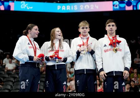 Die Briten Willaim Ellard, Rhys Darbey, Poppy Maskill und Olivia Newman-Baronius feiern mit ihren Goldmedaillen, nachdem sie am vierten Tag der Paralympischen Sommerspiele 2024 das Mixed 4x100 m Freestyle Relay S14at in der South Paris Arena gewonnen haben. Bilddatum: Sonntag, 1. September 2024. Stockfoto