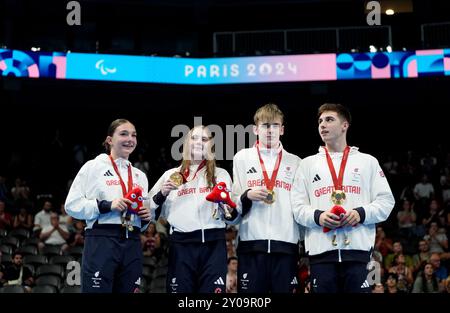 Die Briten Willaim Ellard, Rhys Darbey, Poppy Maskill und Olivia Newman-Baronius feiern mit ihren Goldmedaillen, nachdem sie am vierten Tag der Paralympischen Sommerspiele 2024 das Mixed 4x100 m Freestyle Relay S14at in der South Paris Arena gewonnen haben. Bilddatum: Sonntag, 1. September 2024. Stockfoto