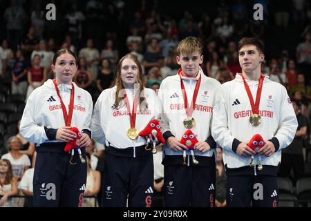 Die Briten Willaim Ellard, Rhys Darbey, Poppy Maskill und Olivia Newman-Baronius feiern mit ihren Goldmedaillen, nachdem sie am vierten Tag der Paralympischen Sommerspiele 2024 das Mixed 4x100 m Freestyle Relay S14at in der South Paris Arena gewonnen haben. Bilddatum: Sonntag, 1. September 2024. Stockfoto