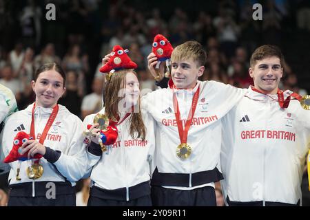 Die Briten Willaim Ellard, Rhys Darbey, Poppy Maskill und Olivia Newman-Baronius feiern mit ihren Goldmedaillen, nachdem sie am vierten Tag der Paralympischen Sommerspiele 2024 das Mixed 4x100 m Freestyle Relay S14at in der South Paris Arena gewonnen haben. Bilddatum: Sonntag, 1. September 2024. Stockfoto