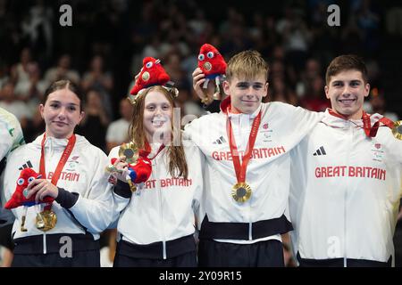 Die Briten Willaim Ellard, Rhys Darbey, Poppy Maskill und Olivia Newman-Baronius feiern mit ihren Goldmedaillen, nachdem sie am vierten Tag der Paralympischen Sommerspiele 2024 das Mixed 4x100 m Freestyle Relay S14at in der South Paris Arena gewonnen haben. Bilddatum: Sonntag, 1. September 2024. Stockfoto