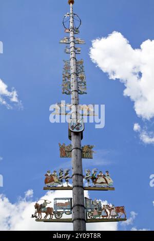 Maibaum in Oberbayern Stockfoto