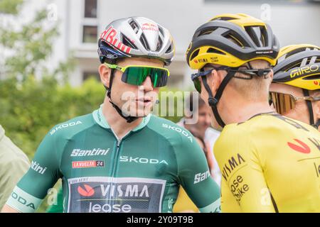 Infiesto, Spanien. 1. September 2024: Radfahrer Wout Van Aert und Robert Gesink vom Team Visma Lease a Bike. Vuelta Ciclista A España 2024. Quelle: Javier Fernández Santiago / Alamy Live News Stockfoto