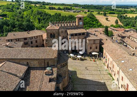 Blick aus der Vogelperspektive auf das historische Dorf Castell'Arquato, eines der schönsten Dörfer Italiens, Region Emilia-Romagna Stockfoto