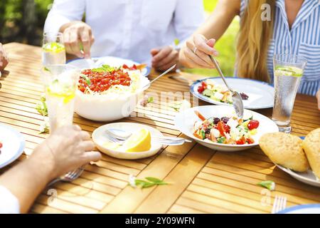 Abendessen mit der Familie Auswahl an italienischen Gerichten auf hölzernen Tisch im Garten. Nahaufnahme Stockfoto