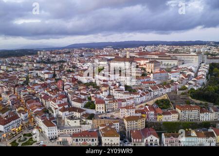 Coimbra Drohne Antenne von schönen Gebäuden Universität bei Sonnenuntergang, in Portugal Stockfoto