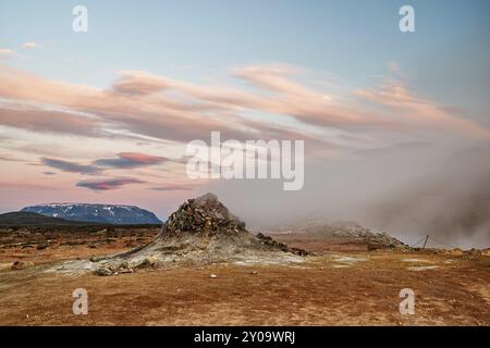 Dampfende Fumarolen aus einer geothermischen Quelle in Hverir nahe dem Myvatn See bei Sonnenaufgang, Island, Europa Stockfoto