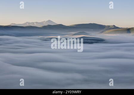 Ein dicker Nebel das Tal unten am Morgen bei Sonnenaufgang Stockfoto