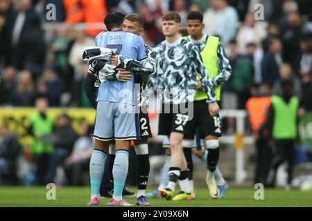 St. James's Park, Newcastle am Sonntag, 1. September 2024. Tottenham Hotspurs Sohn Heung-Min schließt sich dem Kieran Trippier von Newcastle United während des Premier League-Spiels zwischen Newcastle United und Tottenham Hotspur am Sonntag, dem 1. September 2024, in St. James's Park in Newcastle an. (Foto: Michael Driver | MI News) Credit: MI News & Sport /Alamy Live News Stockfoto