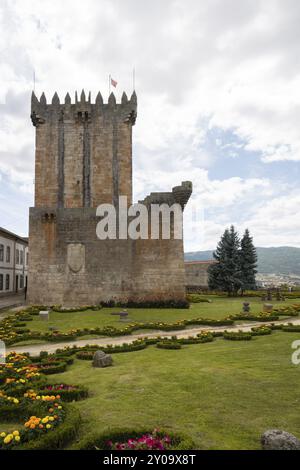 Chaves historische Burg mit schönem Blumengarten im Norden Portugals Stockfoto