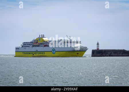 Transmanche Fähre, die im Hafen von Newhaven ankommt Stockfoto