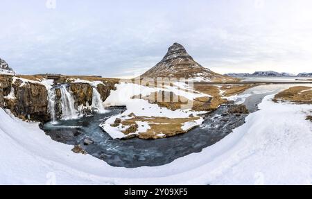 Wunderschöner Panoramablick auf den Wasserfall mit Schnee auf dem berühmten Kirkjufell Berg im Winter in Island Stockfoto