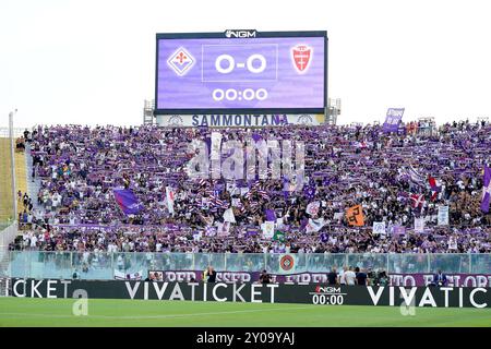 Florenz, Italien. September 2024. Anhänger von ACF Fiorentina während des Spiels der Serie A Enilive zwischen ACF Fiorentina und AC Monza im Stadio Artemio Franchi am 1. September 2024 in Florenz. Quelle: Giuseppe Maffia/Alamy Live News Stockfoto