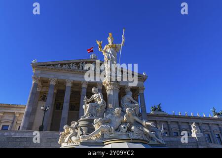 Pallas-Athena Brunnen, die Göttin der Weisheit, mit einem Speer in der linken Hand, die Göttin des Sieges Nike in der rechten Hand, hinter ihr die Bauerin Stockfoto