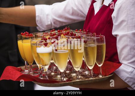 Gläser Champagner werden serviert Stockfoto