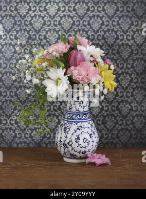 Weiss, gelb und rosa Blumenstrauß in der vase Stockfoto