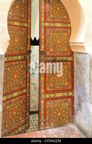 Orientalische Haustür in Marokko, Nordafrika Stockfoto