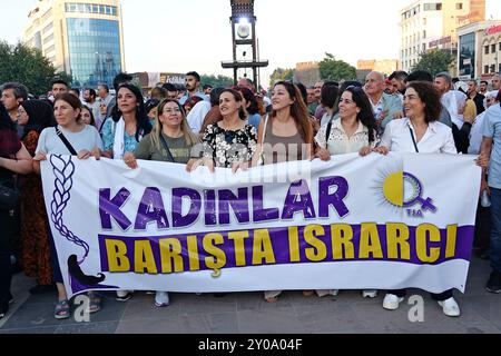 Diyarbakir, Türkei. September 2024. Mitglieder der Freien Frauenbewegung (TJA/Tevgera Jinen Azad) halten ein Banner mit dem Slogan „Frauen bestehen auf Frieden“. Der 1. September wurde in Diyarbakir, Türkei, mit einer Zeremonie begangen, an der kurdische politische Parteien und Organisationen auf dem Scheich Said Platz teilnahmen. Hunderte von Menschen nahmen an der Kundgebung Teil und forderten die Aufhebung der Isolation des inhaftierten Führers der bewaffneten Organisation der Kurdischen Arbeiterpartei (PKK) Abdullah Ocalan und eine friedliche politische Lösung des Kurdenproblems in der Türkei. Quelle: SOPA Images Limited/ Stockfoto