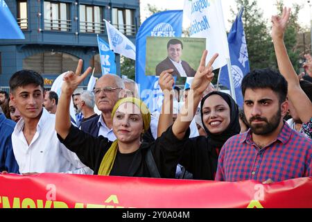 Diyarbakir, Türkei. September 2024. Kurdische Frauen tragen ein Poster von Selahattin Demirtas, Ko-Vorsitzende der Demokratischen Partei der Völker (HDP), der seit acht Jahren inhaftiert ist, während einer Kundgebung in Diyarbakir, um den Weltfriedenstag zu feiern. Der 1. September wurde in Diyarbakir, Türkei, mit einer Zeremonie begangen, an der kurdische politische Parteien und Organisationen auf dem Scheich Said Platz teilnahmen. Hunderte von Menschen nahmen an der Kundgebung Teil und forderten die Aufhebung der Isolation des inhaftierten Führers der bewaffneten Organisation der Kurdischen Arbeiterpartei (PKK) Abdullah Ocalan und eine friedliche politische Partei Stockfoto