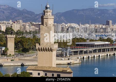 Paraires Tower und Signal Tower des Leuchtturms von Porto Pi, XV Century, am 14. August 1983 zum historisch-künstlerischen Denkmal erklärt. Palma, Mallorca, Baleari Stockfoto