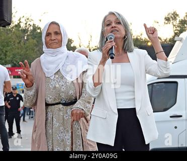 Diyarbakir, Türkei. September 2024. Der Co-Vorsitzende der Partei der Demokratischen Regionen (DBP) Cigdem Kilicgun UCAR (R) spricht auf einer Kundgebung zum Weltfriedenstag in Diyarbakir. Der 1. September wurde in Diyarbakir, Türkei, mit einer Zeremonie begangen, an der kurdische politische Parteien und Organisationen auf dem Scheich Said Platz teilnahmen. Hunderte von Menschen nahmen an der Kundgebung Teil und forderten die Aufhebung der Isolation des inhaftierten Führers der bewaffneten Organisation der Kurdischen Arbeiterpartei (PKK) Abdullah Ocalan und eine friedliche politische Lösung des Kurdenproblems in der Türkei. Quelle: SOPA Images Limited/Al Stockfoto