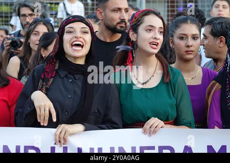 Diyarbakir, Türkei. September 2024. Zwei junge kurdische Frauen in traditionellen Trachten schreien während einer Kundgebung in Diyarbakir zum Weltfriedenstag. Der 1. September wurde in Diyarbakir, Türkei, mit einer Zeremonie begangen, an der kurdische politische Parteien und Organisationen auf dem Scheich Said Platz teilnahmen. Hunderte von Menschen nahmen an der Kundgebung Teil und forderten die Aufhebung der Isolation des inhaftierten Führers der bewaffneten Organisation der Kurdischen Arbeiterpartei (PKK) Abdullah Ocalan und eine friedliche politische Lösung des Kurdenproblems in der Türkei. Quelle: SOPA Images Limited/Alamy Li Stockfoto