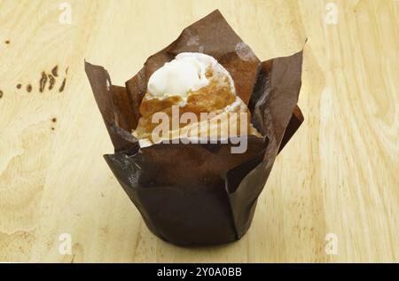 Nahaufnahme der Cruffin Crème brûlée auf Holz Hintergrund Stockfoto