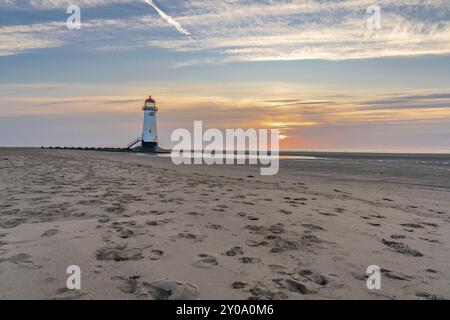 Sonnenuntergang am Leuchtturm in der Nähe von Ayr Talacre, Flintshire, Clwyd, Wales, Großbritannien Stockfoto