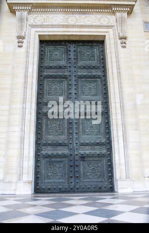 Historische Tür mit Fassade in Paris, Frankreich, Europa Stockfoto