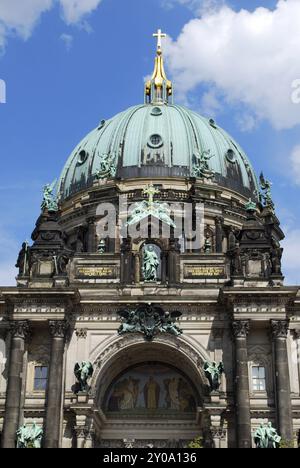 Berliner Dom vor blauem Himmel Stockfoto