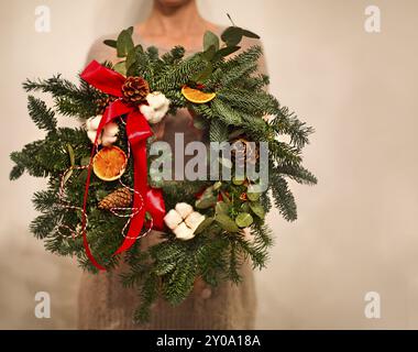 In der Nähe der weiblichen Holding schöne handgemachte Weihnachten Kranz Stockfoto